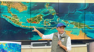 Menhut Raja Juli Ungkap Kendala Pemadaman Karhutla di Sumatera-Kalimantan