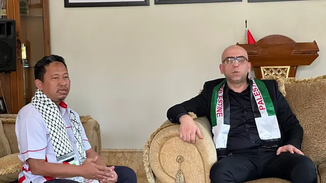 Presidium MER-C Henry Hidayatullah (kiri) dan Konsuler Kedutaan Besar Palestina untuk Indonesia Ahmad Metani (kanan) dalam pernyataan pers di Jakarta, Rabu (18/10/2023). (Liputan6/Benedikta Miranti)