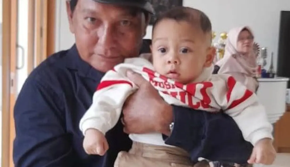 <p>Tidak hanya orangtua Lesti, Danie Eddy ayah dari Rizky Billar juga kerap momong Baby Leslar. (FotoL instagram.com/danieleddy46)</p>