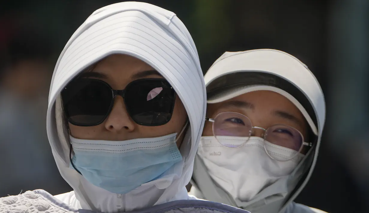 <p>Negara-negara di seluruh Asia dilanda cuaca panas yang tidak sesuai musim yang telah memecahkan rekor suhu di seluruh wilayah. (AP Photo/Andy Wong)</p>