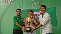 Sebanyak 16 tim sekolah dasar bertarung di Milo Football Championship 2018, di Lapangan Hasanuddin, Makassar, Sabtu-Minggu (28-29/4/2018). (Bola.com/Abdi Satria)