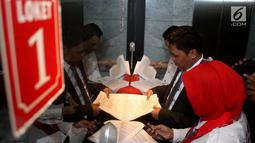 Advokat Cinta Tanah Air (ACTA) mendaftarkan permohonan uji materi UU Informasi Teknologi Elektronik (ITE) ke Mahkamah Konstitusi, Jakarta, Senin (18/9). Uji materi ini karena prihatin banyak aktivis yang terjerat masalah hukum. (Liputan6.com/Angga Yuniar)