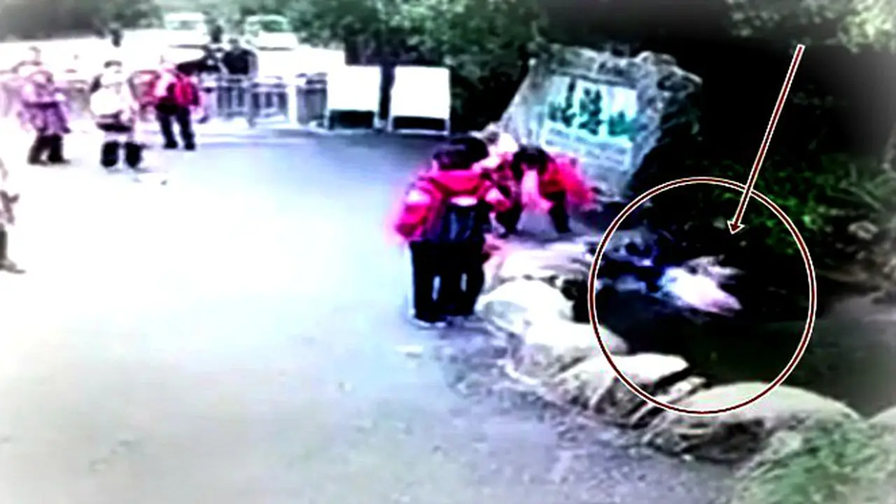 Saking Keasyikan Berfoto Selfie, Turis Ini Tercebur ke Sumur 