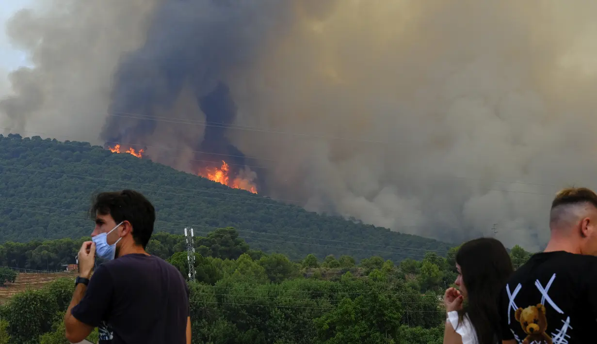 <p>Kebakaran meluas di dekat daerah perumahan di Alhaurin de la Torre, Malaga, Spanyol, Sabtu (16/7/2022). Kebakaran hutan terus menyebar ke seluruh Spanyol ketika petugas pemadam kebakaran bekerja untuk mengendalikan api. (AP Photo/Gregorio Marrero)</p>