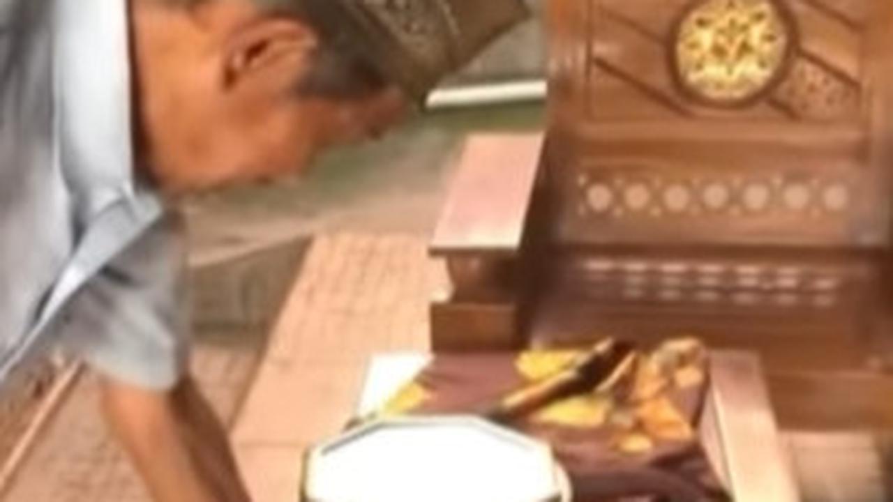 Merasa iba karena kakek tersebut sudah seharian berjalan jauh, Elif langsung meminta kakek itu datang ke rumahnya.<br>