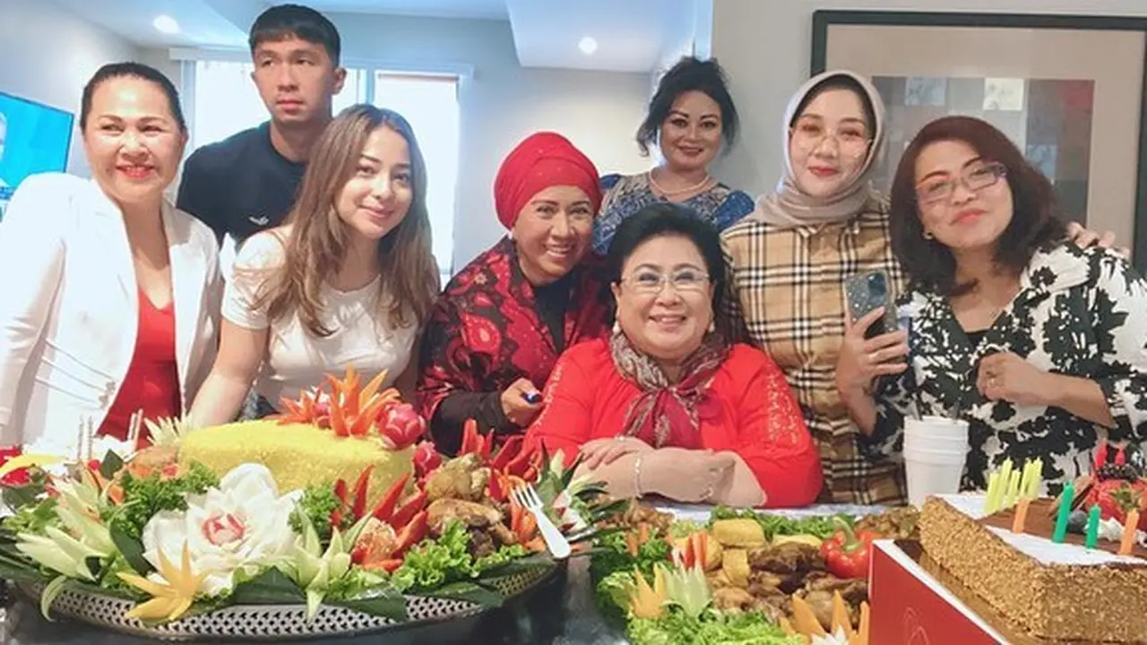6 Potret Ulang Tahun Ibu Mertua Nikita Willy di Los Angeles, Penuh Hidangan Indonesia