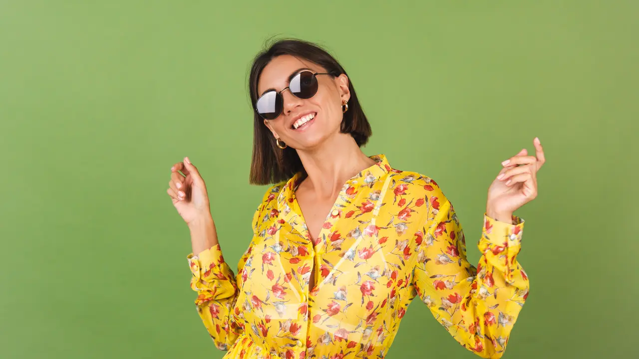 5 Warna Outfit yang Membuat Tampilanmu Lebih Muda dan Segar, Plus Trik Stylingnya! (photo by freepik.com)