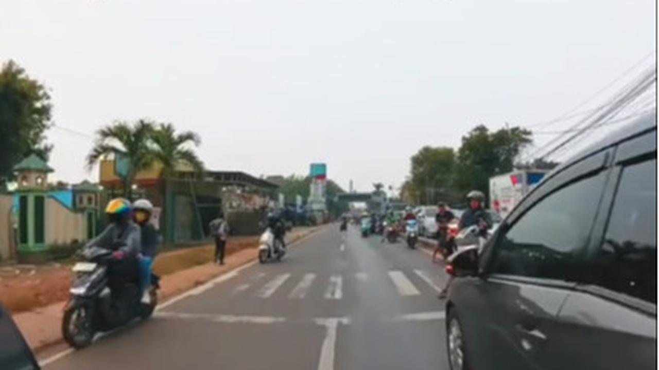 Auto Bubar, Aksi Pemotor dengan Mobil yang Kompak Hadang Pengendara yang Lawan Arus Jalanan Ini Banjir Pujian