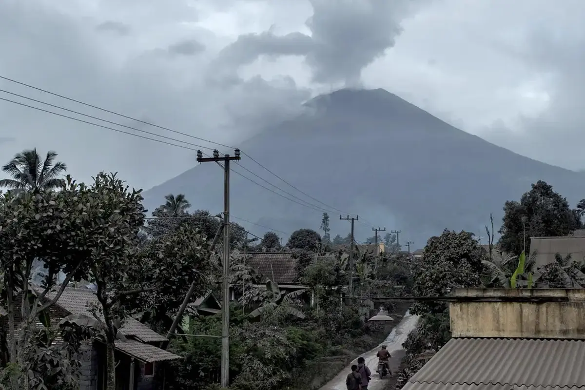 Gunung Semeru Meletus