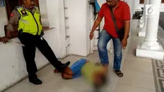 Seorang pria membawa bom molotov dan mencoba masuk ke Gedung Grahadi Surabaya. Polisi yang memeriksa terkena pecahan botol dari tersangka.