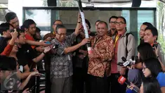 Guru Besar Sosiologi UI Bambang Widodo Umar (kiri) memberikan pensil berukuran besar bertuliskan 'Tolak Revisi UU KPK' kepada Ketua KPK Agus Rahardjo di depan Gedung KPK, Jakarta, Jumat (19/2). (Liputan6.com/Helmi Afandi)