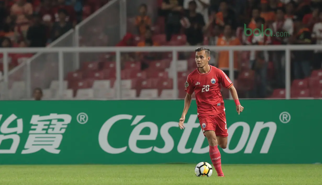 Rezaldi Hehanussa menggiring bola saat melawan Tampines Rovers pada laga grup H Piala AFC 2018 di Stadion Utama GBK, Senayan, Jakarta (28/2/2018). Gol Rezaldi menjadi salah satu nominasi gol terbaik  Piala AFC 2018. (Bola.com/Nick Hanoatubun)