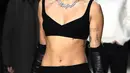 Miley Cyrus berjalan di catwalk untuk show Marc Jacobs Fall 2020 selama New York Fashion Week, Rabu (12/2/2020). Miley Cyrus memancarkan energi rockstar dalam balutan bralette hitam dipadu celana panjang dengan warna senada serta menenteng coat zebra.  (JAMIE MCCARTHY/GETTY IMAGES /AFP)