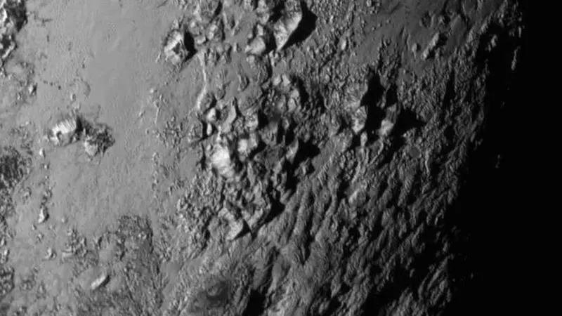 Gunung Es di Permukaan Pluto, Gambar Tanggal 15-07-2015