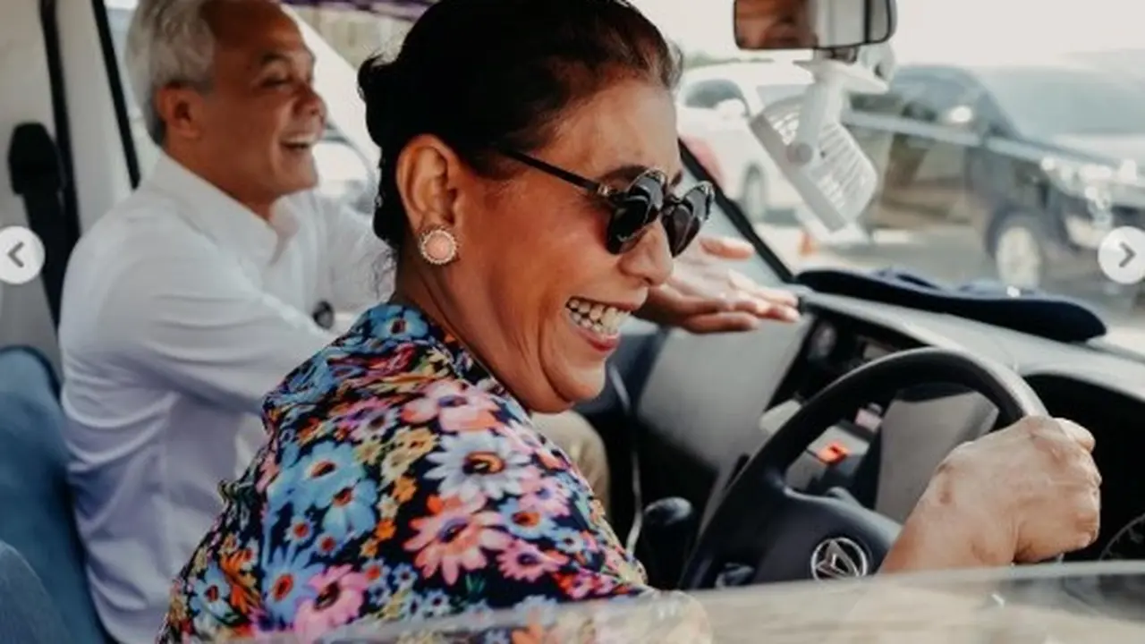 Susi Pudjiastuti menyopiri mobil saat Ganjar berkunjung ke Pangandaran. (Istimewa)
