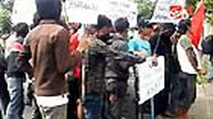 Pelantikan PPK dan PPS yang digelar KPU Kabupaten Cianjur, Jabar, berlangsung ricuh. Para pengunjuk rasa menuding beberapa anggota PPK dan PPS yang terpilih adalah anggota partai politik sehingga dikhawatirkan pemilihan kepala daerah tidak jujur. 