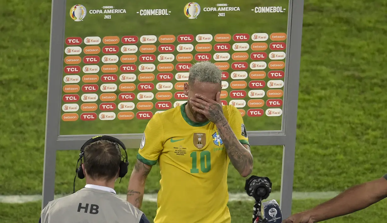 Penyerang Brasil, Neymar bersiap meraih penghargaan di akhir pertandingan semifinal Copa America Conmebol 2021 melawan Peru di Stadion Nilton Santos di Rio de Janeiro, Brasil, Selasa (6/7/2021). Brasil lolos ke Final usai mengalahkan Peru 1-0. (AFP/Douglas Magno)