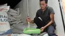 Petugas memeriksa beras jenis medium saat peluncuran operasi pasar di Pasar Induk Beras Cipinang, Jakarta, Kamis (22/11). Perum Bulog dan PT Food Station hari ini menggelar operasi pasar beras medium seharga Rp 8.500 per kg. (Merdeka.com/Iqbal S. Nugroho)