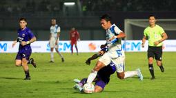 Pemain&nbsp;PSIS Semarang, Riyan Ardiansyah , mengontrol bola dibayangi pemain Persita Tangerang, Muhammad Toha, dalam pertandingan pekan kedua BRI Liga 1 2023/2024 yang berlangsung di Stadion Indomilk Arena, Tangerang, Sabtu (8/7/2023). (Bola.com/Ikhwan Yanuar)