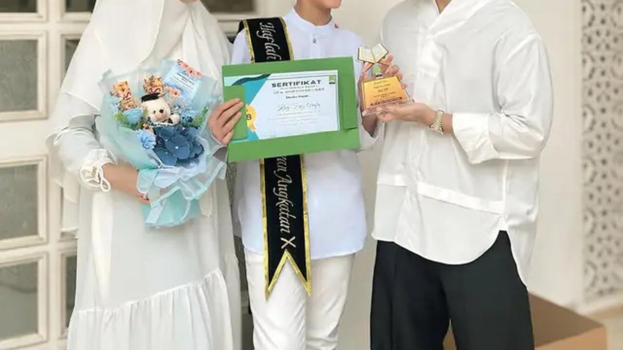 6 Potret King Faaz Wisuda Juz 28 Jelang Idul Adha, Fairuz dan Sonny Septian Bangga