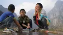 Sejumlah anak mencuci muka saat sampai di atas tebing Desa Atuleer, Tiongkok, Rabu (19/11). Sebelumnya, selama belasan tahun warga hanya menggunakan ranting pohon sebagai tangga untuk akses menuju kaki gunung. (REUTERS)