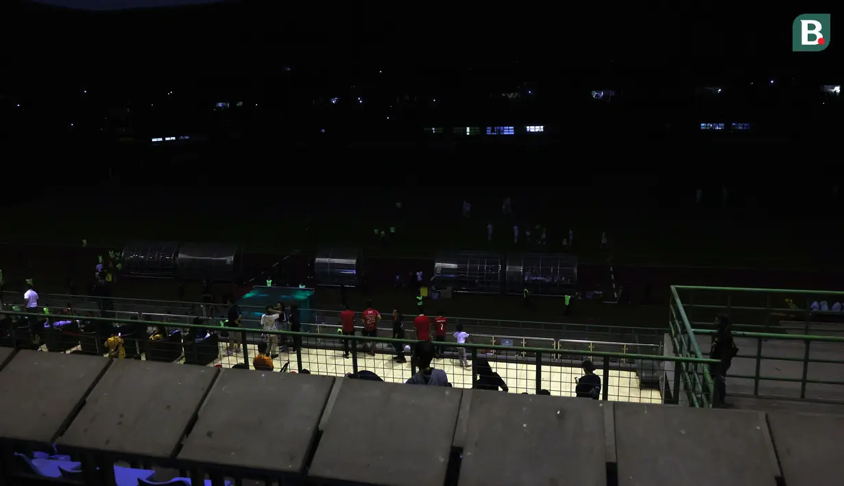 Suasana lapangan stadion Patriot Candrabhaga setelah lampu stadion padam pada menit ke-15 saat laga uji coba antara Persija Jakarta melawan Ratchaburi FC, Minggu (25/6/2023) malam WIB. (Bola.com/Abdul Aziz)