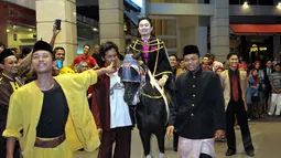 Prosesi dimulai dengan pagelaran budaya ‘Palang Pintu’ yang berasal dari Betawi, suku asal Donny, Jakarta, Minggu (8/6/14). (Liputan6.com/Panji Diksana)