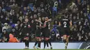 Pemain Sevilla, Rafa Mir (tengah) merayakan dengan rekan setimnya setelah mencetak gol ke gawang Manchester City selama pertandingan lanjutan Grup G Liga Champions di stadion Etihad di Manchester, Inggris, Kamis (3/11/2022). Man City menang atas Sevilla dengan skor 3-1. (AP Photo/Rui Vieira)