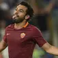 Gelandang AS Roma, Mohamed Salah, merayakan gol yang dicetaknya ke gawamh Crotone pada laga Serie A di Stadium Olympic, Italia, Rabu (21/9/2016). (AFP/Andreas Solaro)