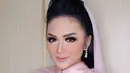 Selain penyanyi dangdut Inul Daratista, penyanyi Krisdayanti juga mendapatkan kartu lebaran dari Presiden Joko Widodo. Ibu empat orang anak itu memajangnya di Instagram. (Instagram/krisdayantilemos)