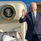 Presiden Joe Biden dan Ibu Negara Jill Biden tiba dengan pesawat Air Force One di RAF Mildenhall, Inggris, 9 Juni 2021 untuk menghadiri KTT G7. (Joe Giddens/Pool melalui AP)