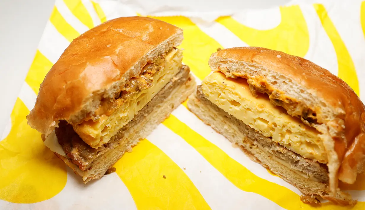 Terdapat pula menu sarapan seperti McMuffin, McFlurry, dengan dua pilihan sajian sandwich atau roti lapis. (KAMIL KRZACZYNSKI / AFP)