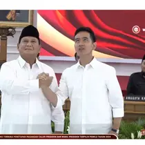 Prabowo Subianto bersama Gibran Rakabuming Raka usai menyampaikan pidato perdana setelah resmi ditetapkan Komisi Pemilihan Umum Republik Indonesia (KPU RI) sebagai Presiden dan Wakil Presiden Terpilih 2024. (Tangkapan Layar YouTube KPU RI)