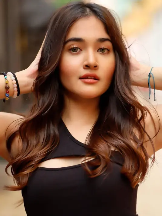 Mempunyai hidung mancung, pesonanya pun kerap menarik perhatian. Dalam berbagai kesempatan, ia kerap tampil feminim atau mengenakan busana kasual yang tetap tampil stylish dalam kegiatannya sehari-hari. (Liputan6.com/IG/@jasmineelfirabs)