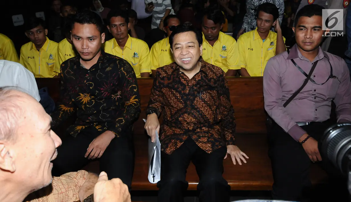 Terdakwa dugaan korupsi proyek e-KTP Setya Novanto jelang mengikuti sidang lanjutan di Pengadilan Tipikor, Jakarta, Kamis (11/1). Sidang mendengar keterangan empat orang saksi. (Liputan6.com/Helmi Fithriansyah)