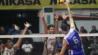 Spike Leandro Martins Da Silva dari Jakarta LavAni Allo Bank coba diblok pemain Surabaya BIN Samator pada laga final four PLN Mobile Proliga 2023&nbsp;GOR Tridharma Gresik, Jumat (24/2/2023) malam WIB. (foto: Proliga)