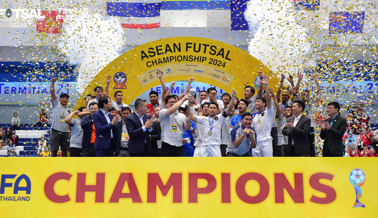 Timnas futsal Indonesia melakukan selebrasi saat menjadi juara Piala AFF 2024 setelah mengalahkan Vietnam dalam partai final yang berlangsung di Terminal 21 Korat, Nakhon Ratchasima, Thailand, Minggu (10/11/2024) malam WIB. (Dok. Federasi Futsal Indonesia)
