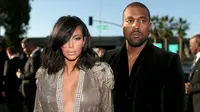 Kim Kardashian dan Kanye West saat menghadiri ajang Grramy Awards 2015. (foto: justjared)