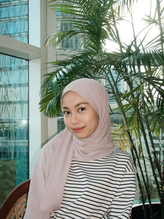 Gaya Striped Outfit ala Tsana Rintik Sedu (Instagram/@ntsana)