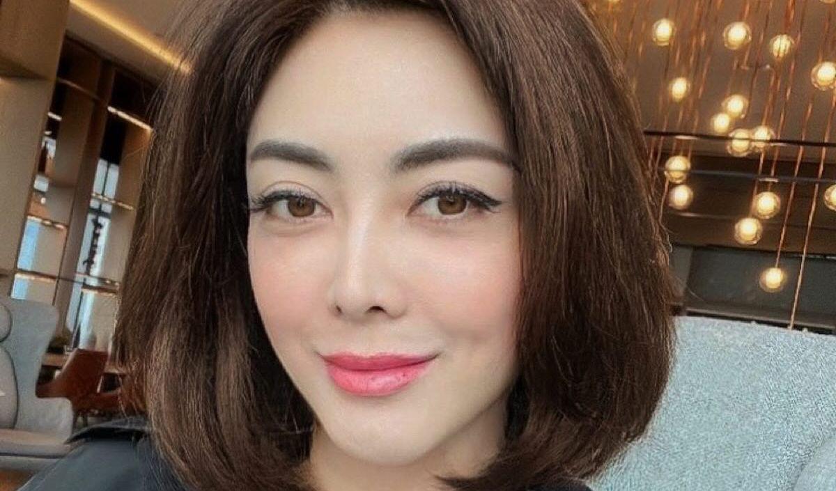 Penampilan Dhena juga mencuri perhatian netizen. Potretnya disebut makin cetar.