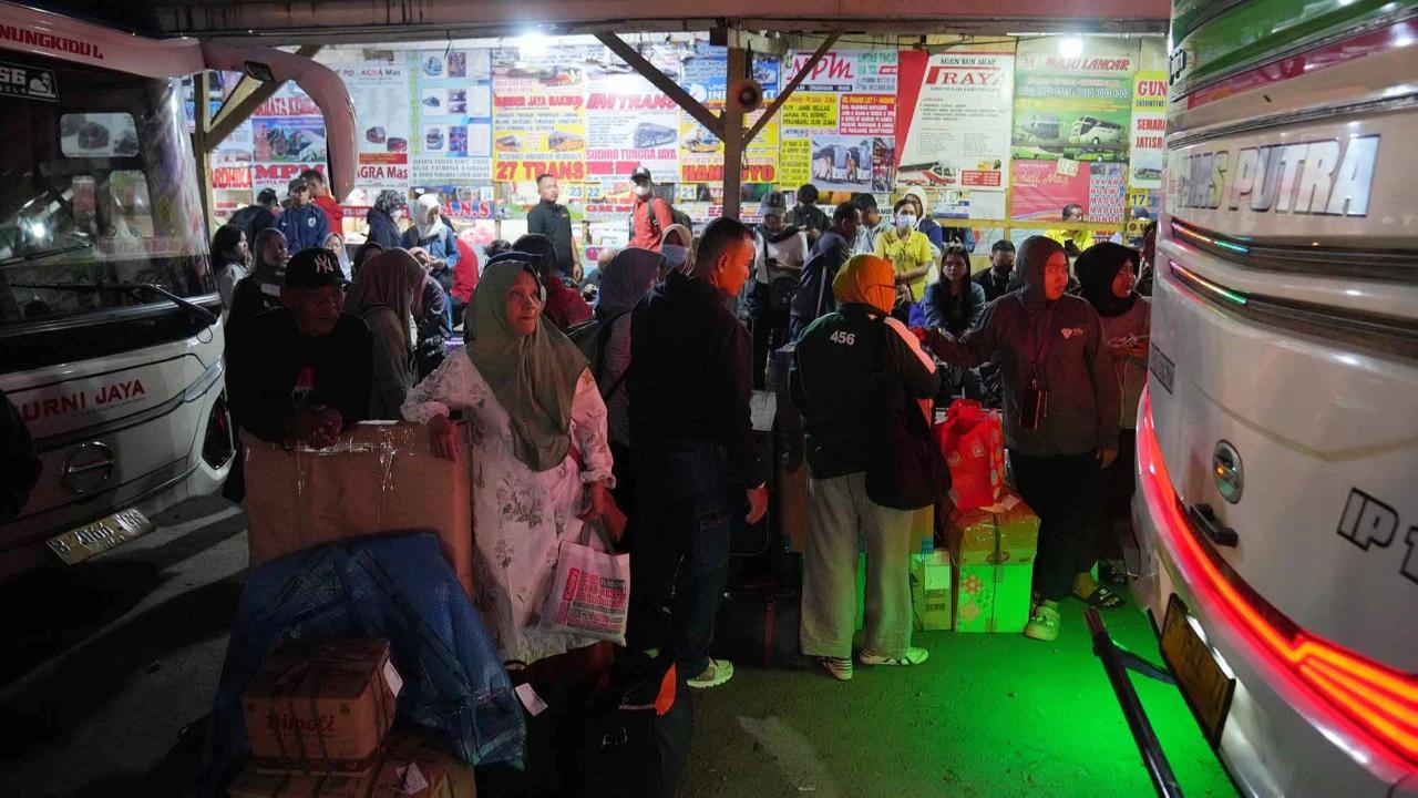 FOTO: Pemudik Mulai Padati Agen Bus Jelang Puncak Arus Mudik Lebaran