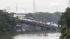 Hujan deras membuat sejumlah ruas jalan di Ibu Kota terendam banjir, ketinggian air mencapai 40 sentimeter, berakibat kemacetan lalu lintas