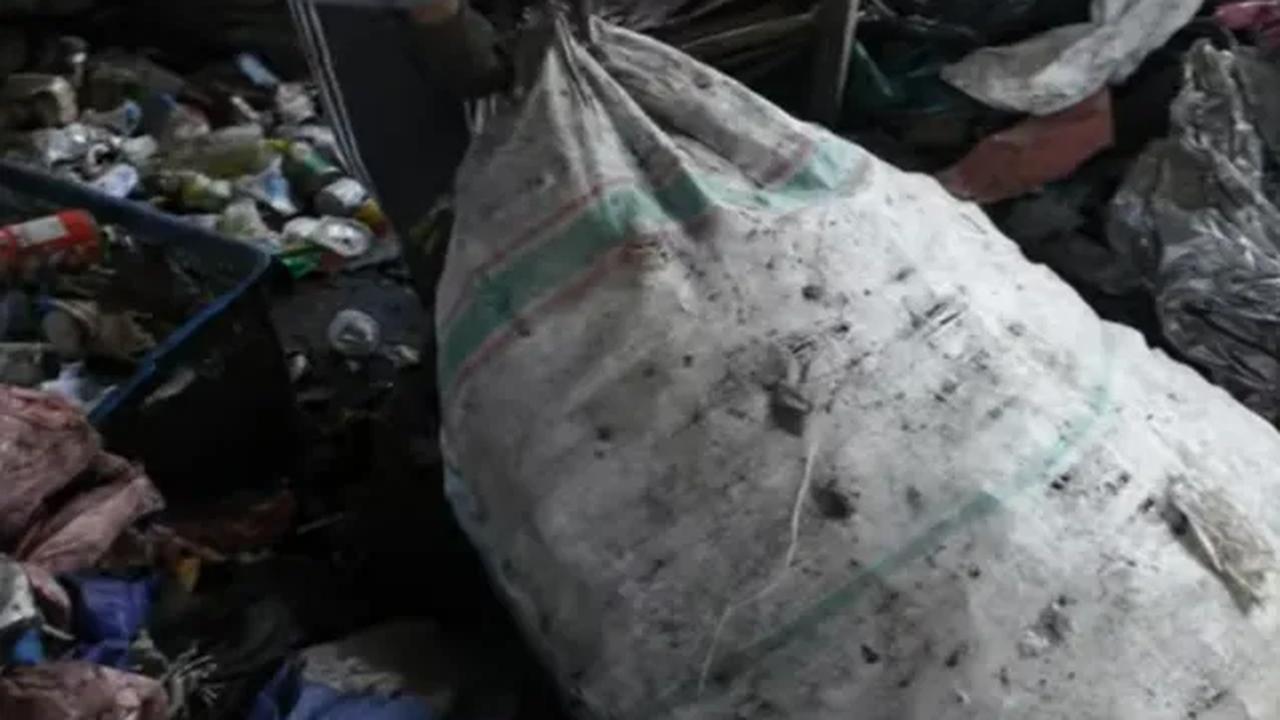 Terpaksa Bekerja di Gunung Sampah