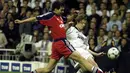 Gelandang Real Madrid, Steve McManaman (kanan) melepaskan umpan yang berusaha dihalangi bek Bayern Munchen, Markus Babbel pada laga semifinal Liga Champions 1999/2000 di Santiago bernabeu Stadium, Madrid (3/5/2000). Empat musim membela Real Madrid mulai 1999/2000 hingga 2002/2003, Steve McManaman mampu mempersembahkan dua gelar Liga Spanyol bagi Los Blancos. Gelar pertama diraihnya pada musim keduanya 2000/2001 dan gelar kedua diraihnya pada musim terakhirnya 2002/2003. (AFP/Christophe Simon)