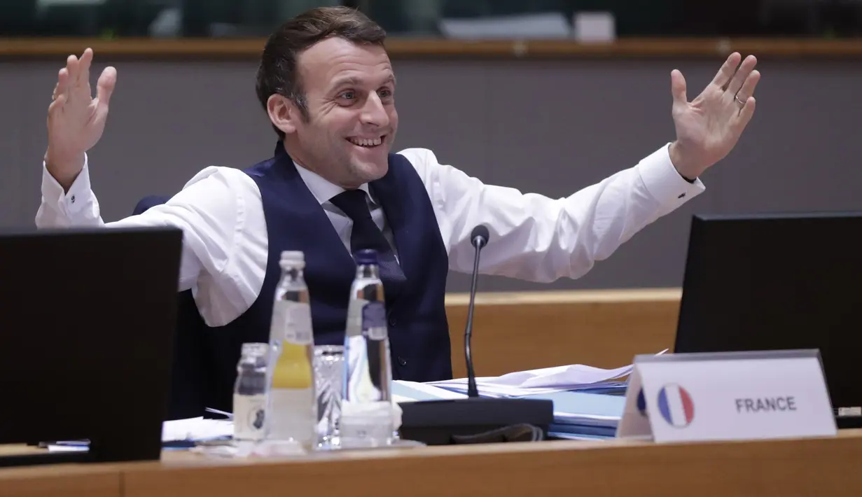 Presiden Prancis Emmanuel Macron memberi isyarat setelah sesi negosiasi sepanjang malam di KTT Uni Eropa di Brussels (11/12/2020). Prancis saat ini sedang melakukan pembatasan sosial ketat. Kasus COVID-19 di Eropa sedang meningkat seiring datangnya musim dingin. (Olivier Hoslet, Pool via AP, File)