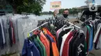 Ridwan (40) menata baju seken (baju bekas) impor di Pamulang, Tangerang Selatan, Banten, Senin (29/9/2020). Sebelumnya Ridwan merupakan pengusaha alat sewa pesta, karena kondisi pandemi Covid-19 sepi hajatan iya beralih menjual baju bekas demi memenuhi kebutuhan sehari-hari. (merdeka.com/Dwi Narwoko
