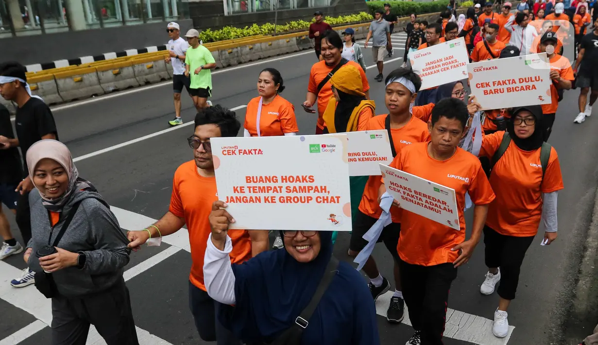 Salah satu peserta fun walk bertema 'Jalan Sehat, Berantas Hoaks' mengapresiasi kegiatan ini, terlebih dalam menyuarakan perlawanan terhadap hoaks lewat jalan santai di CFD. (Liputan6.com/Herman Zakharia)