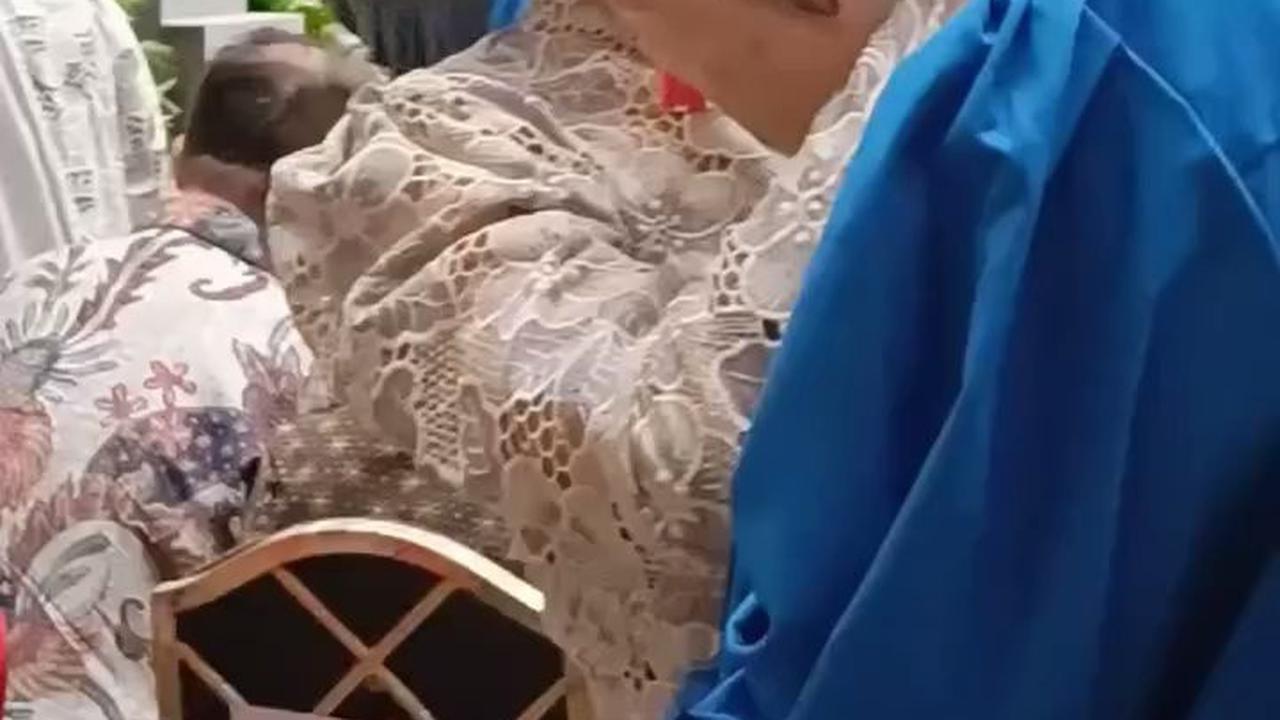 7 Potret Queena Anak Mieke Amalia Wisuda, Diselimuti Suasana Haru - Tampil Cantik Berkebaya