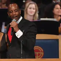 Uskup Charles H. Ellis III merangkul Ariana Grande dalam upacara pemakaman Aretha Franklin di Greater Grace Temple, Detroit, Michigan, AS, Jumat (31/8). (ANGELA WEISS/AFP)