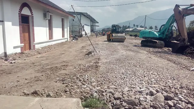 Beberapa alat berat nampak tengah menyelesaikan pemadatan di sekitar Stasiun Wanaraja Garut